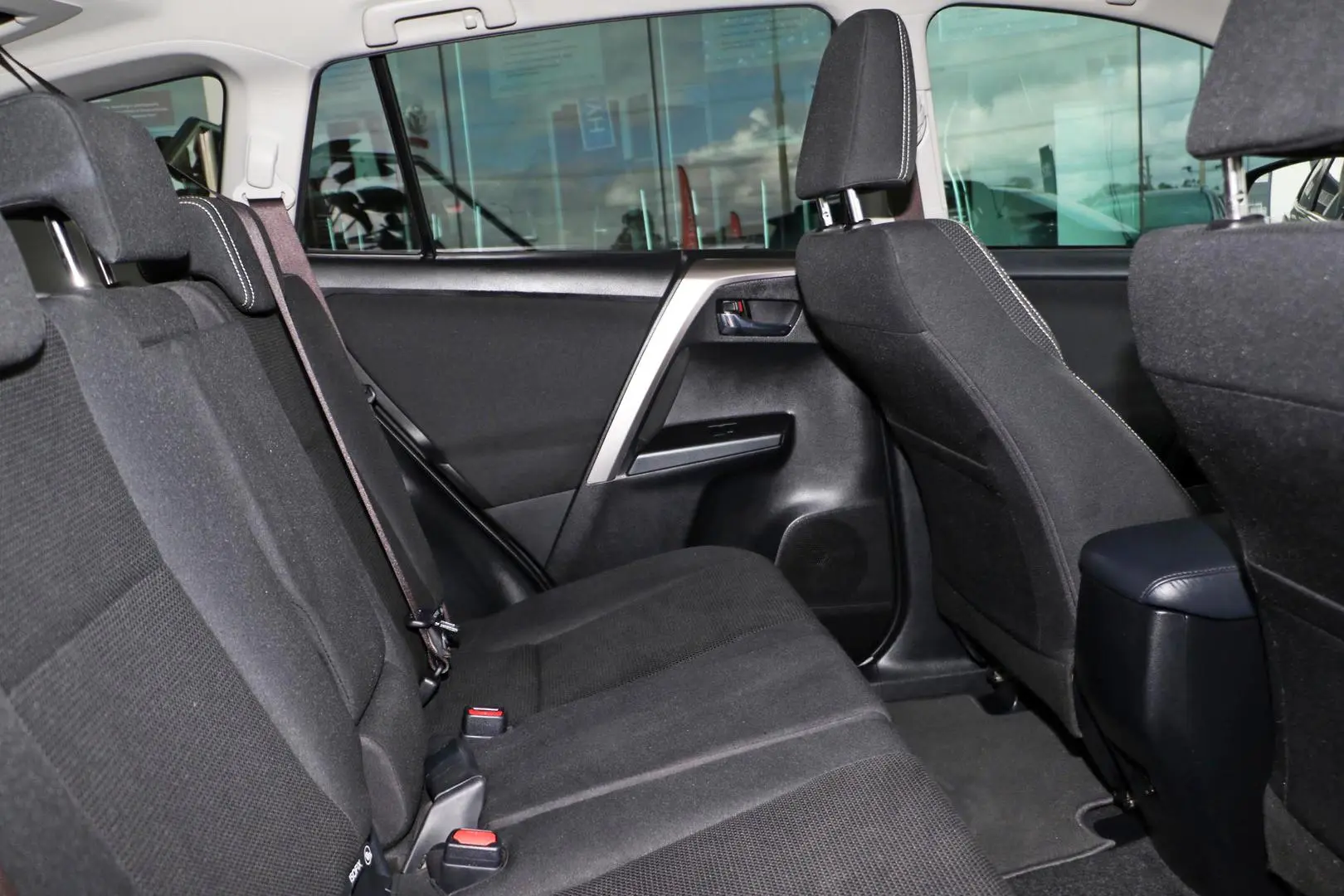 2017 Toyota RAV4 Gallery Image 9