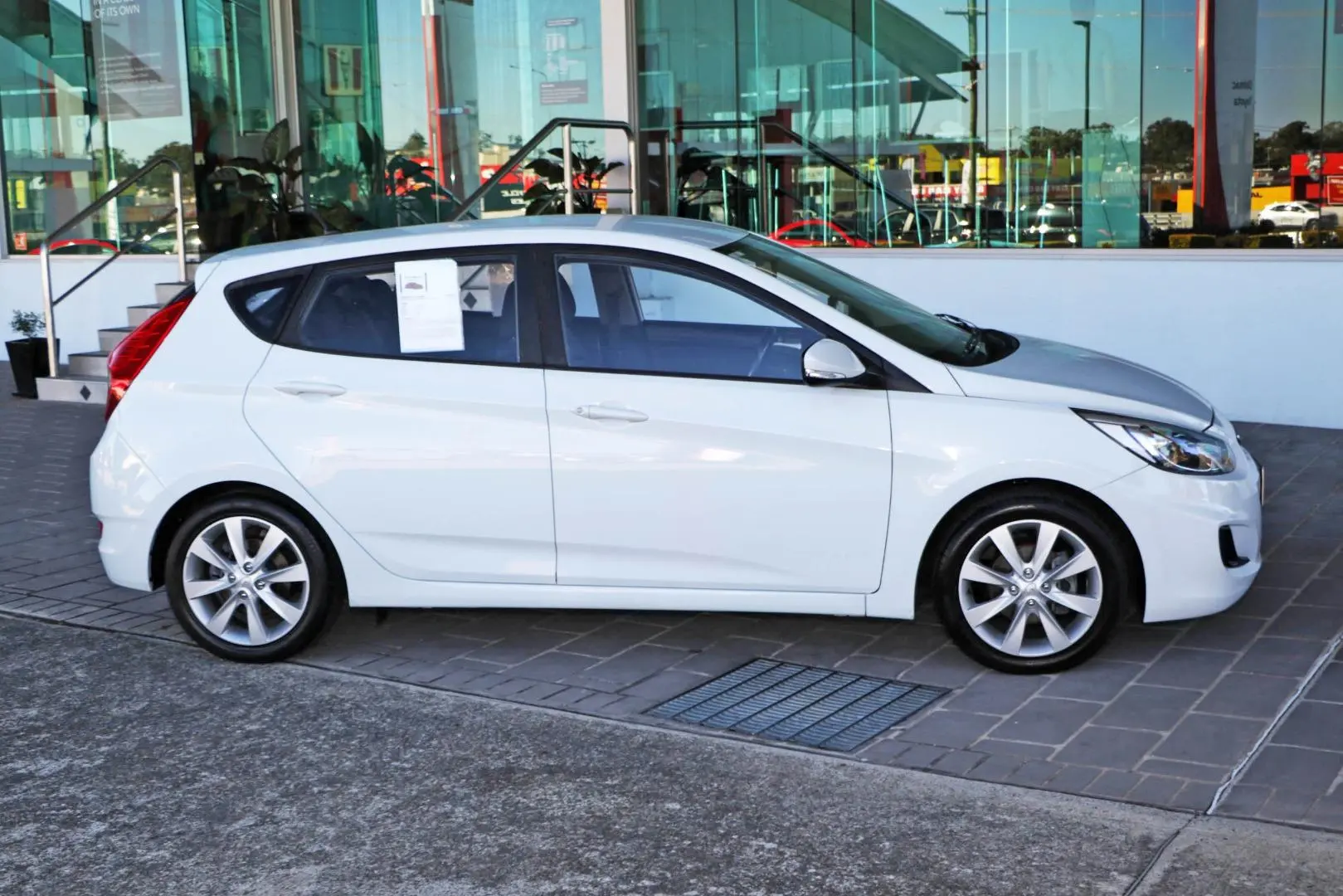 2017 Hyundai Accent Gallery Image 5