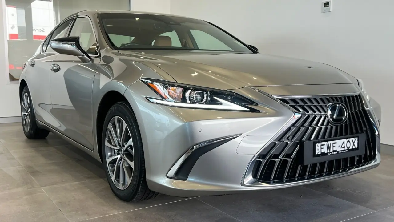 2022 Lexus ES250 Image 1