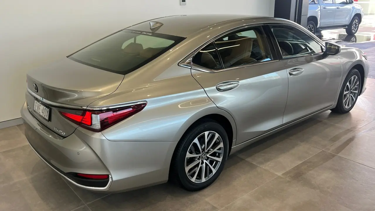 2022 Lexus ES250 Image 4