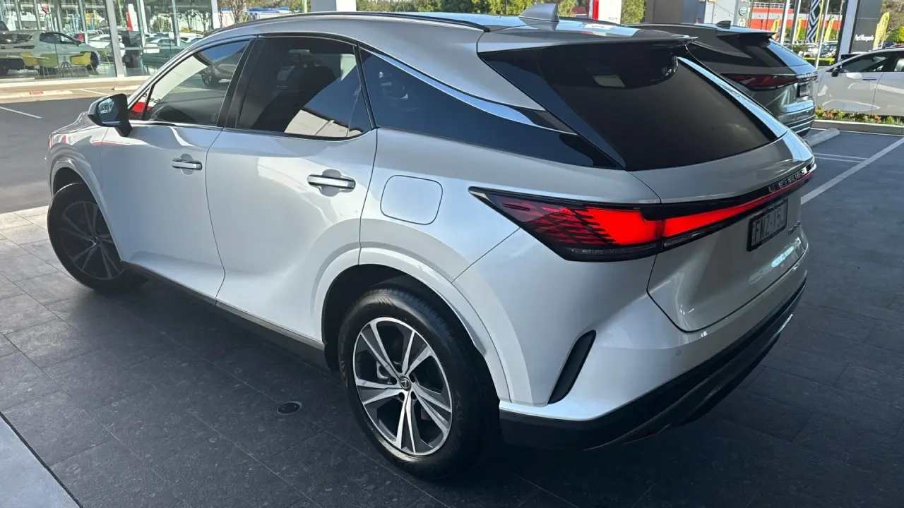 2023 Lexus RX350h Gallery Image 4