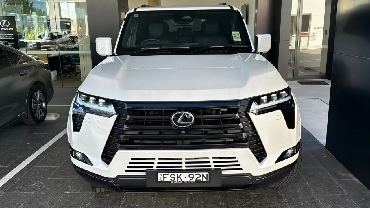 2025 Lexus GX550 Gallery Image 2