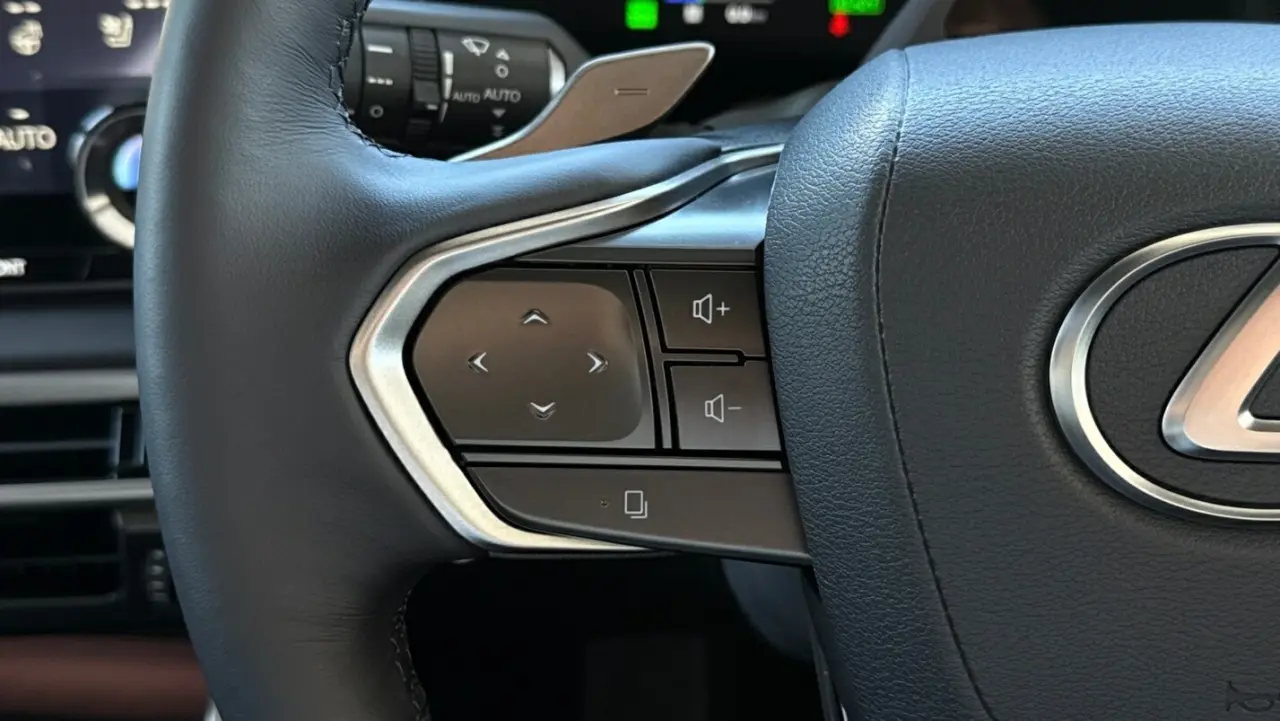 2025 Lexus RX450h+ Gallery Image 14