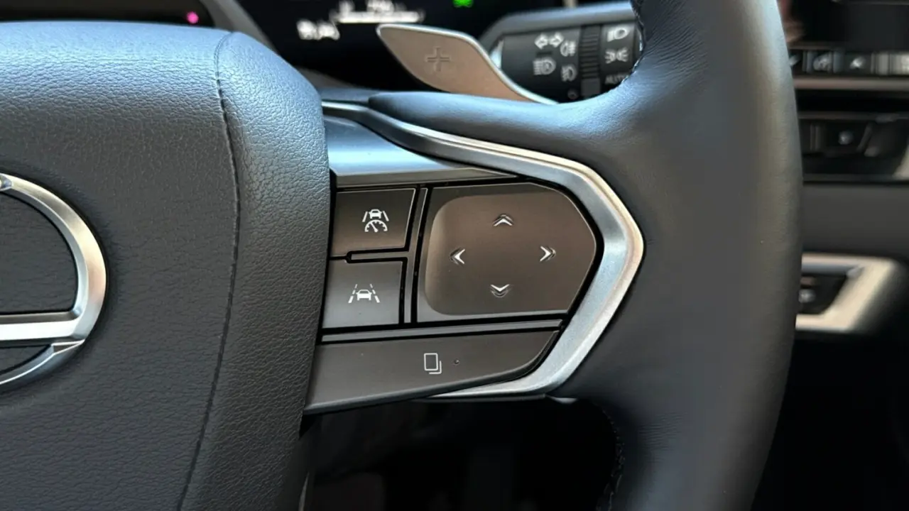 2025 Lexus RX450h+ Gallery Image 15