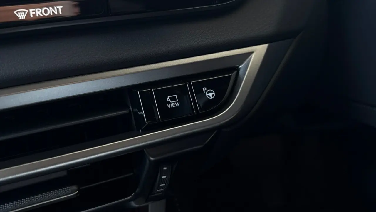 2025 Lexus RX450h+ Gallery Image 18