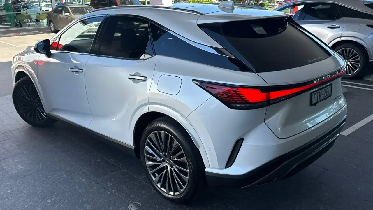 2025 Lexus RX450h+ Gallery Image 4