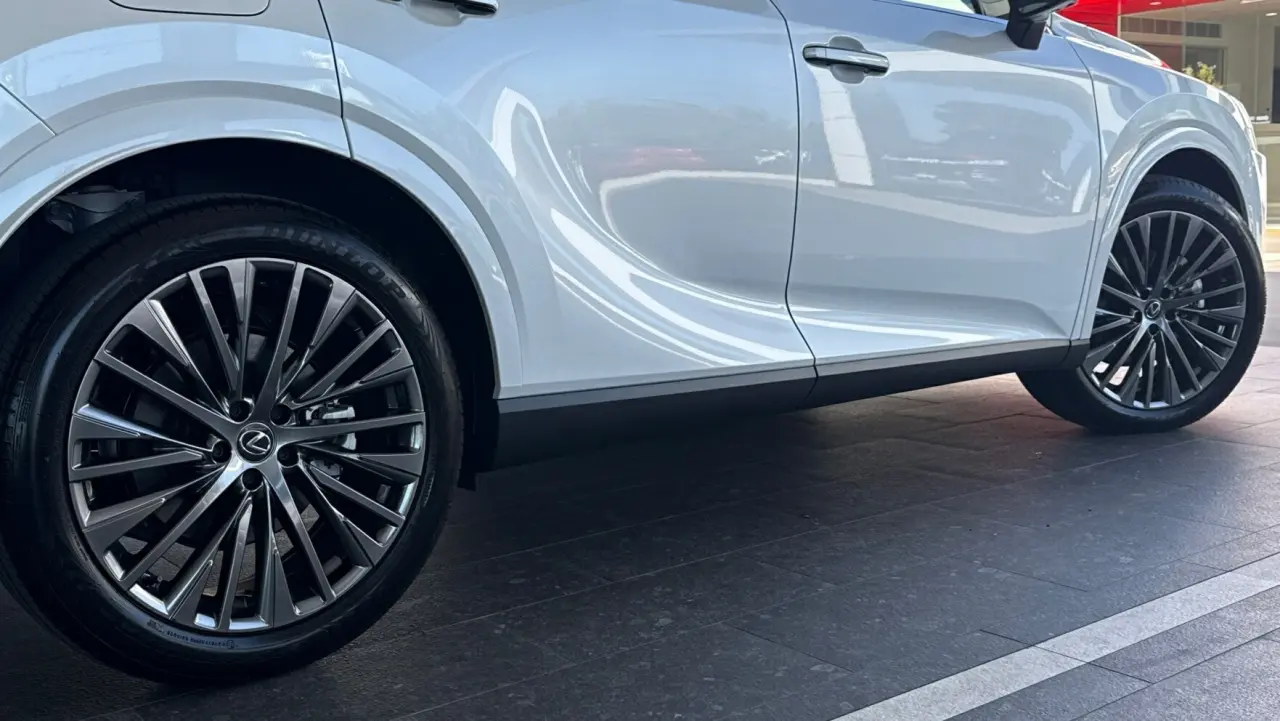 2025 Lexus RX450h+ Gallery Image 6