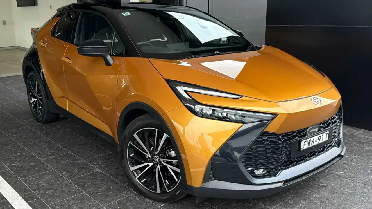 2025 Toyota C-HR Hybrid Gallery Image 1