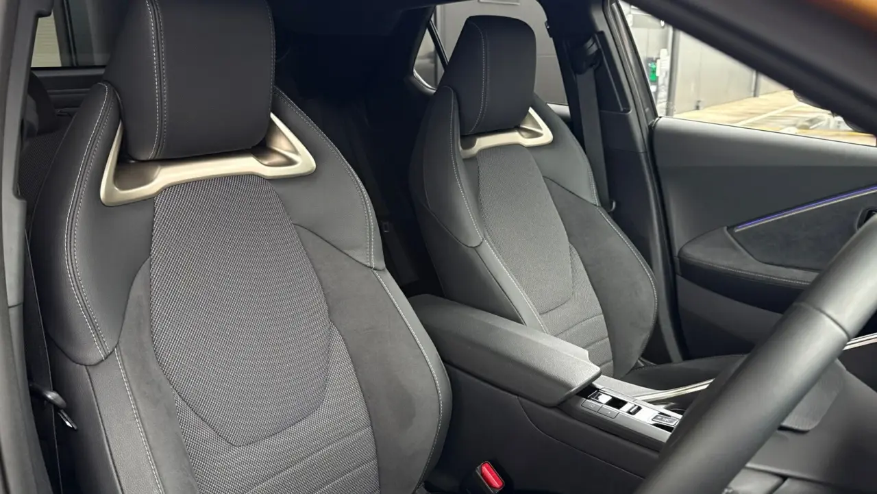 2025 Toyota C-HR Hybrid Gallery Image 10