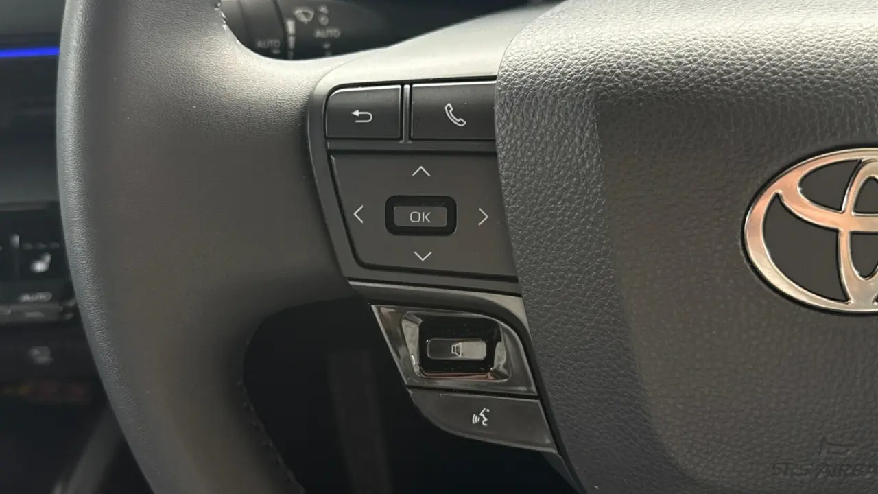 2025 Toyota C-HR Hybrid Gallery Image 13