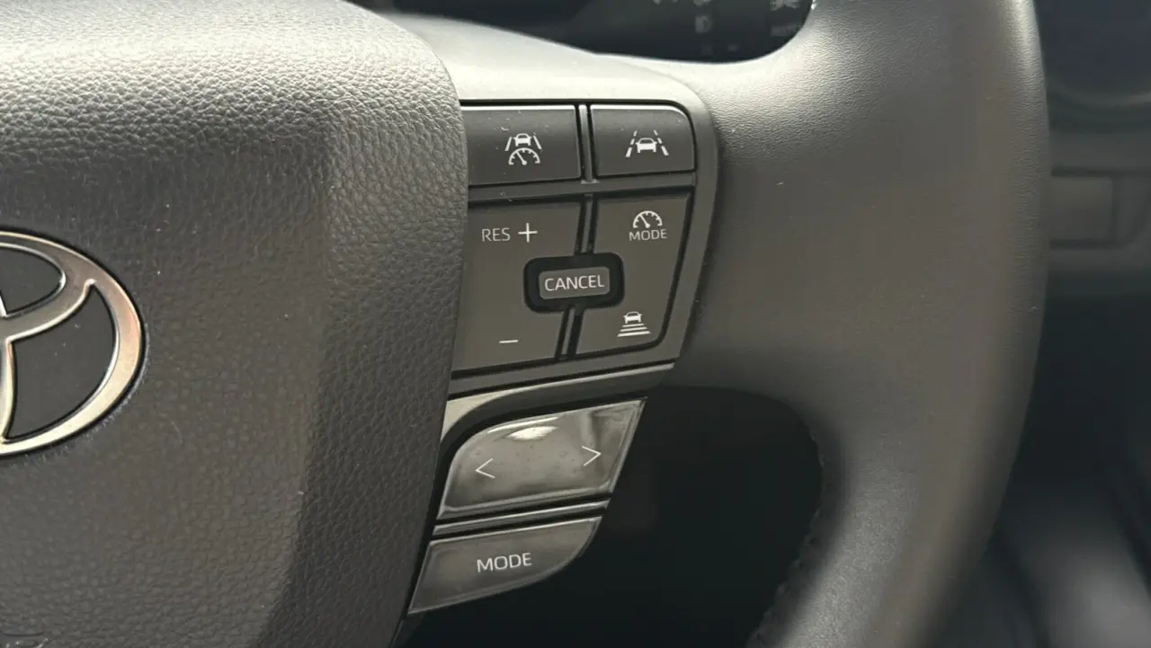 2025 Toyota C-HR Hybrid Gallery Image 14