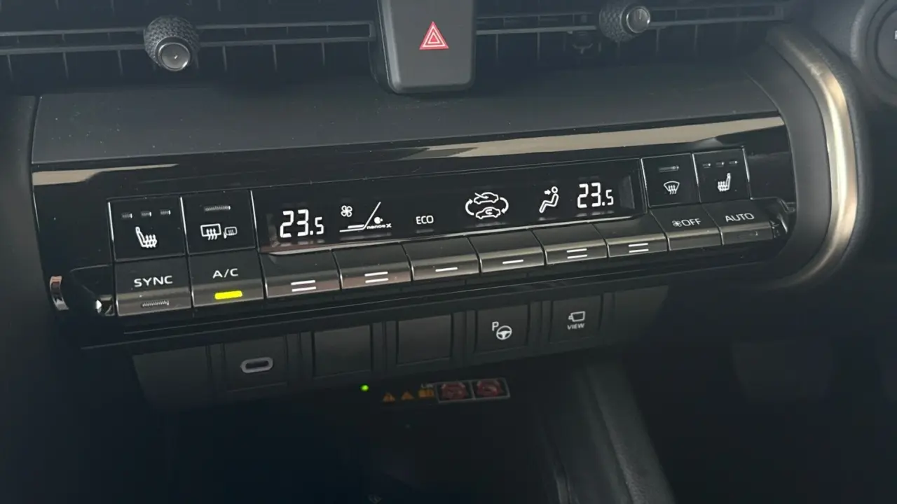 2025 Toyota C-HR Hybrid Gallery Image 17