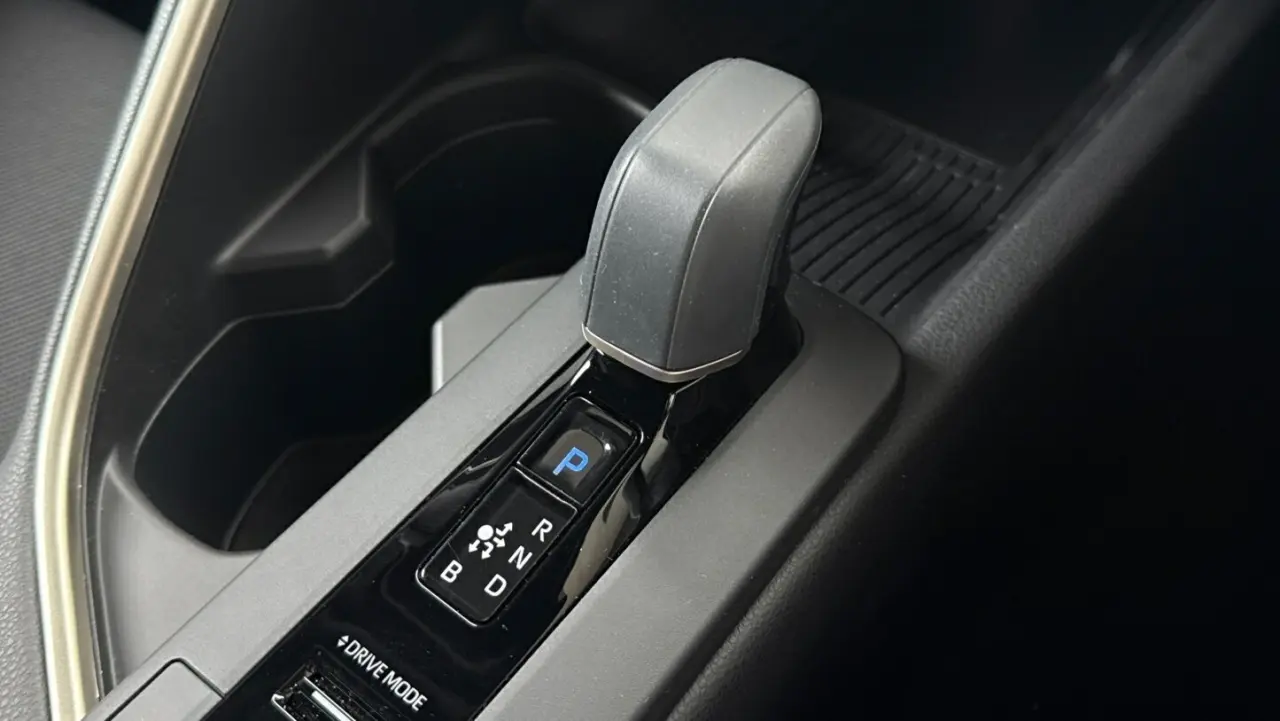 2025 Toyota C-HR Hybrid Gallery Image 18