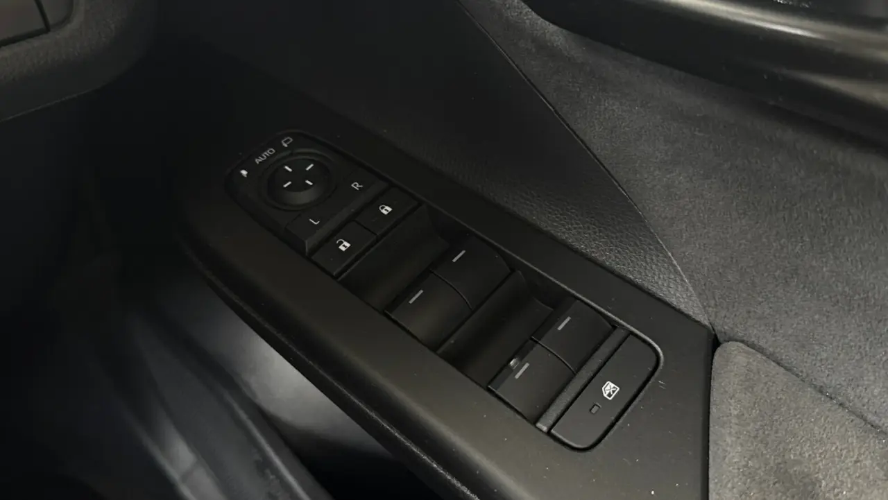 2025 Toyota C-HR Hybrid Gallery Image 19