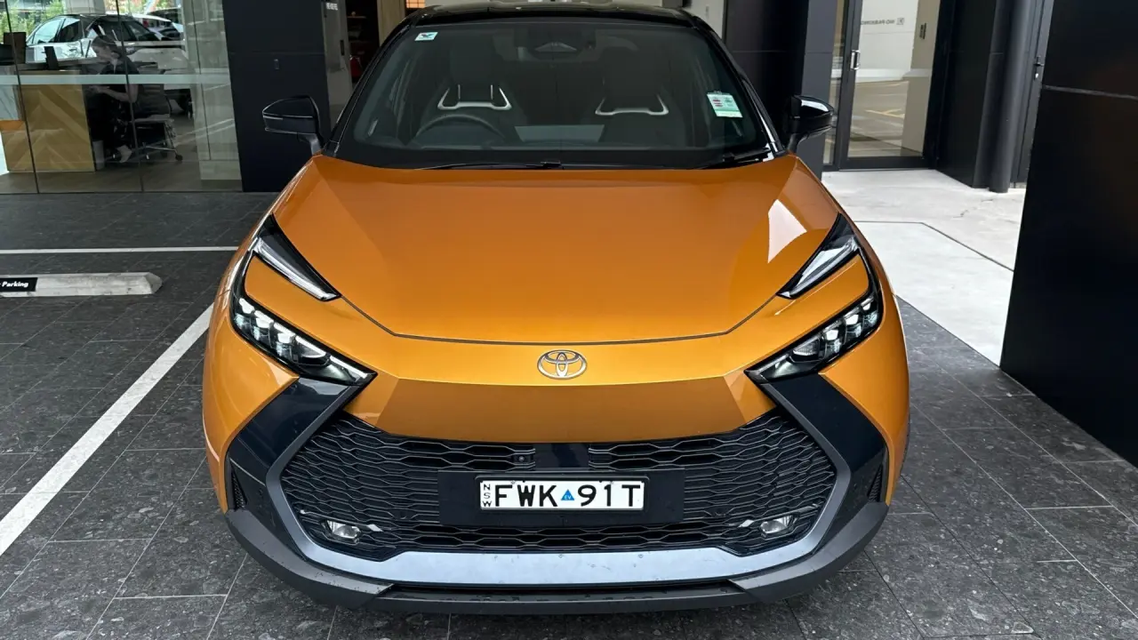 2025 Toyota C-HR Hybrid Gallery Image 2