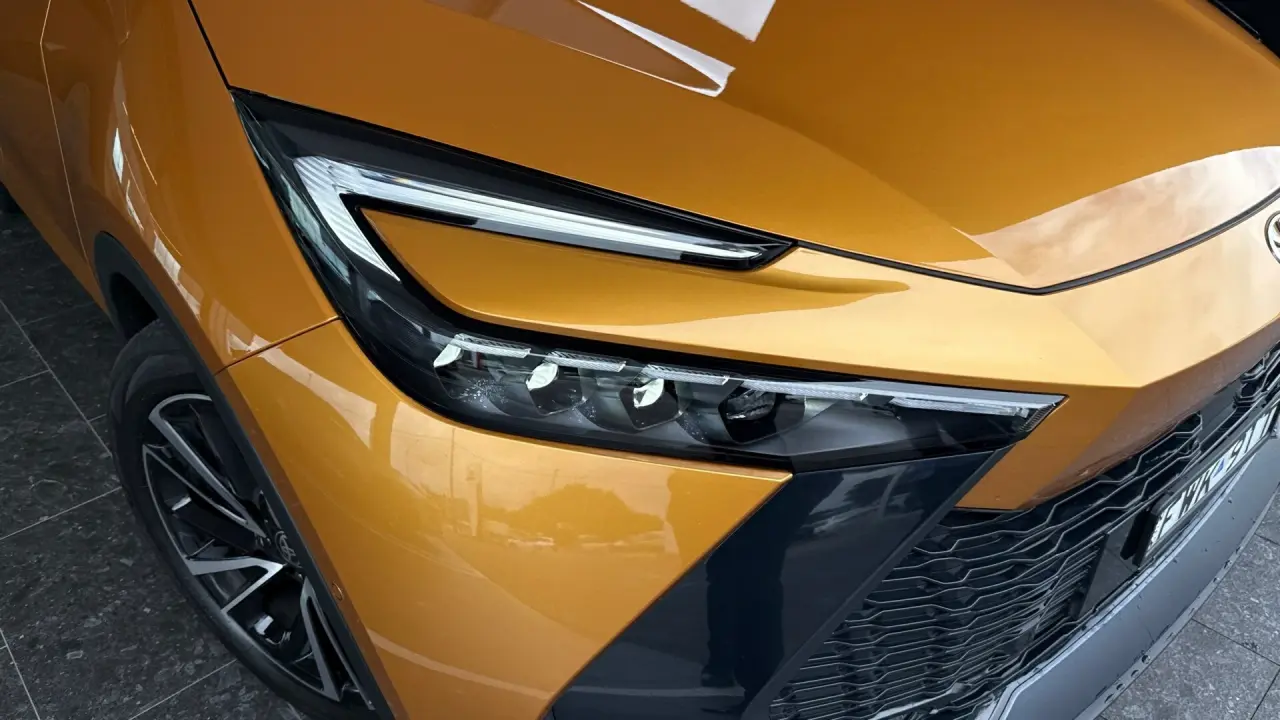 2025 Toyota C-HR Hybrid Gallery Image 3