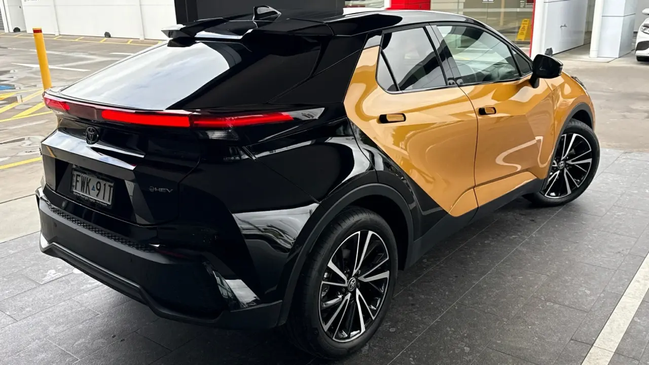 2025 Toyota C-HR Hybrid Gallery Image 4