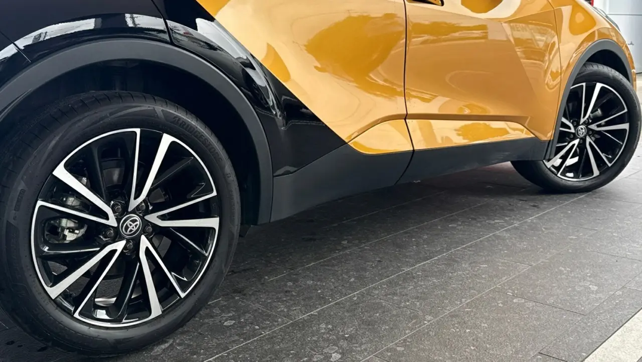 2025 Toyota C-HR Hybrid Gallery Image 6