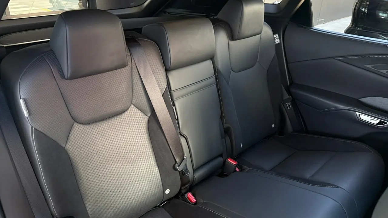 2025 Lexus RX500h Gallery Image 10