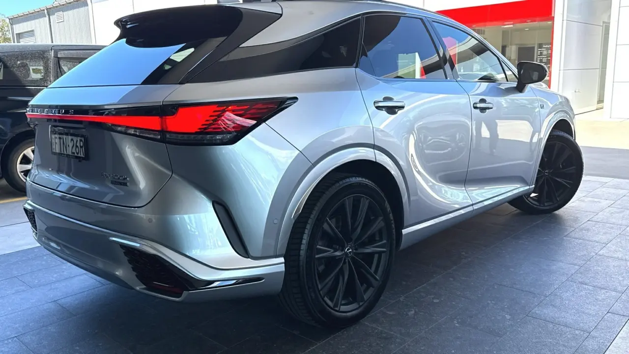 2025 Lexus RX500h Gallery Image 4