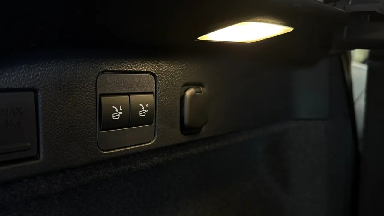 2025 Lexus RX500h Gallery Image 9