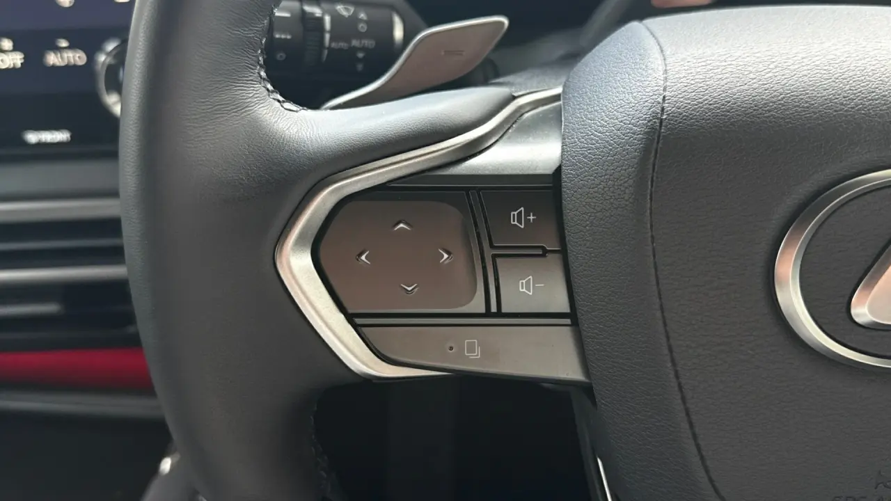 2025 Lexus RX450h+ Gallery Image 13