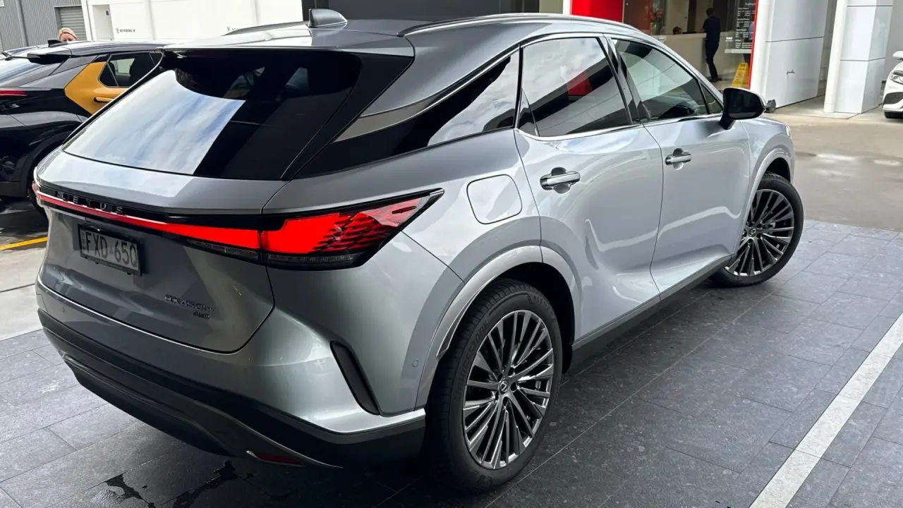 2025 Lexus RX450h+ Gallery Image 4