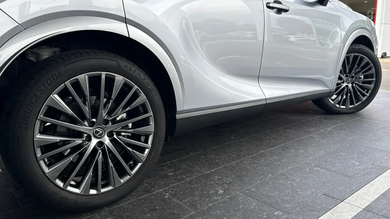 2025 Lexus RX450h+ Gallery Image 5