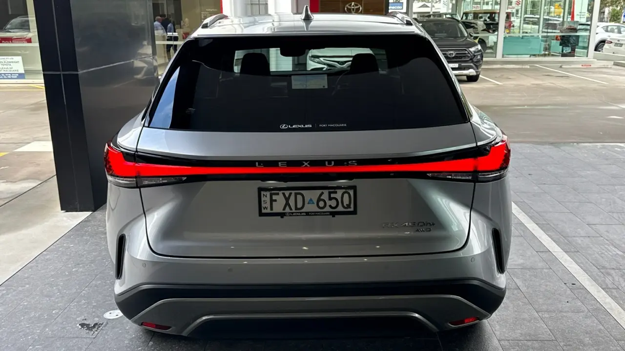 2025 Lexus RX450h+ Gallery Image 6