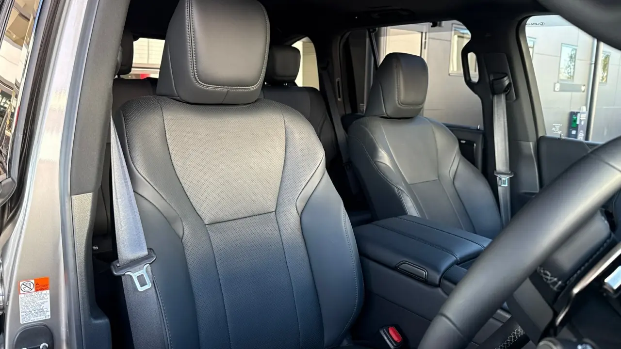 2025 Lexus LX500d Gallery Image 8