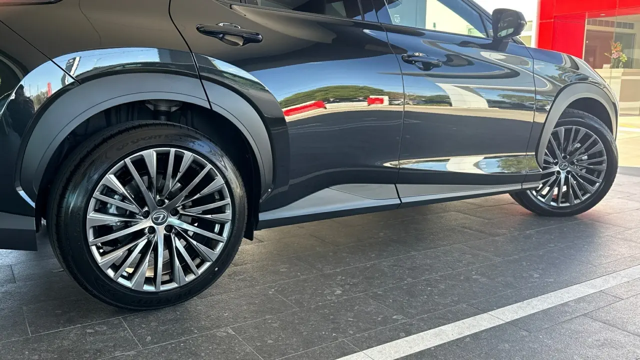 2026 Lexus RZ500e Gallery Image 5