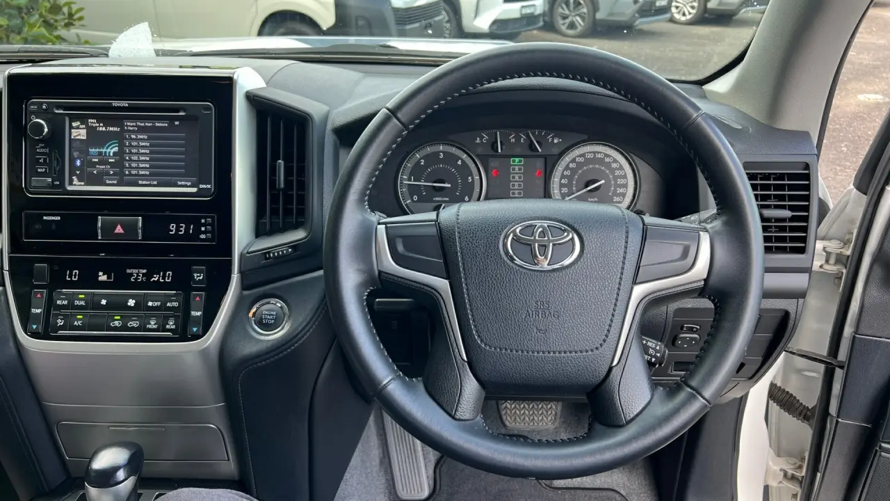 2016 Toyota Landcruiser Image 11
