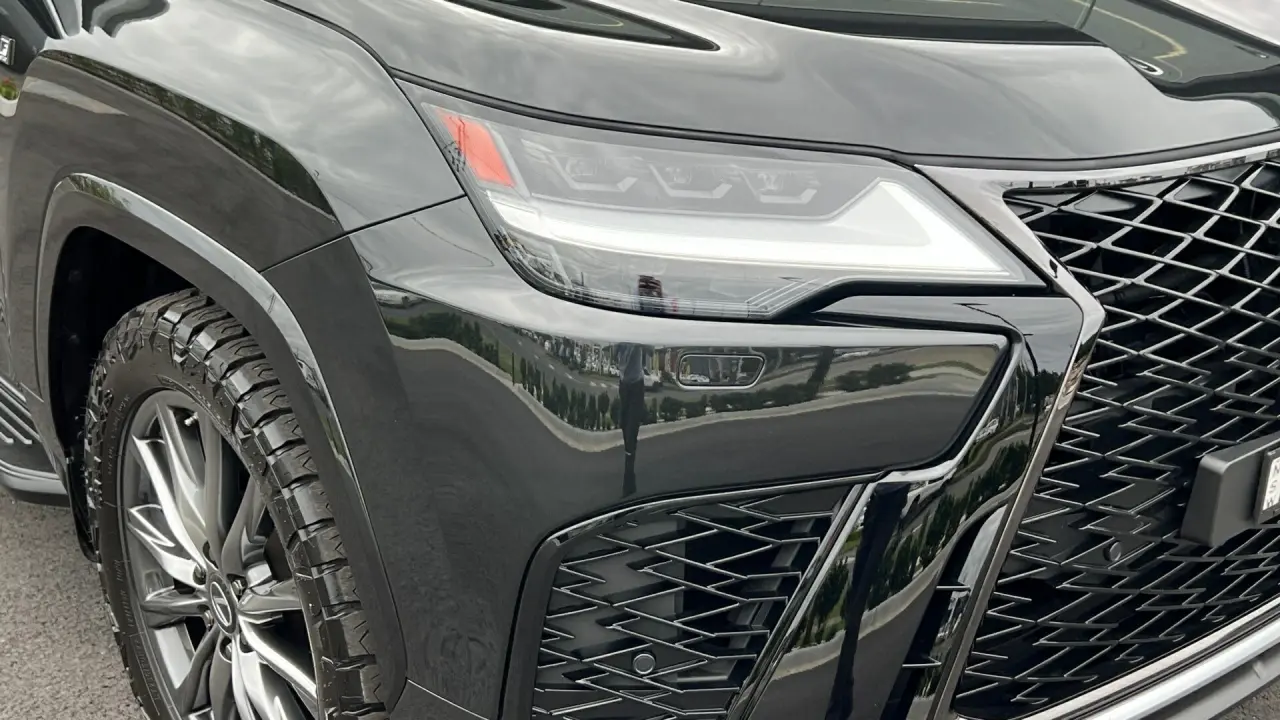 2023 Lexus LX500d Image 3