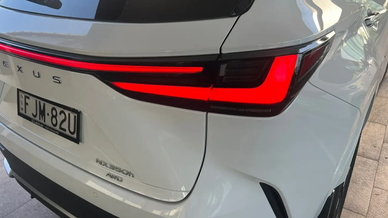 2023 Lexus NX350H Image 5