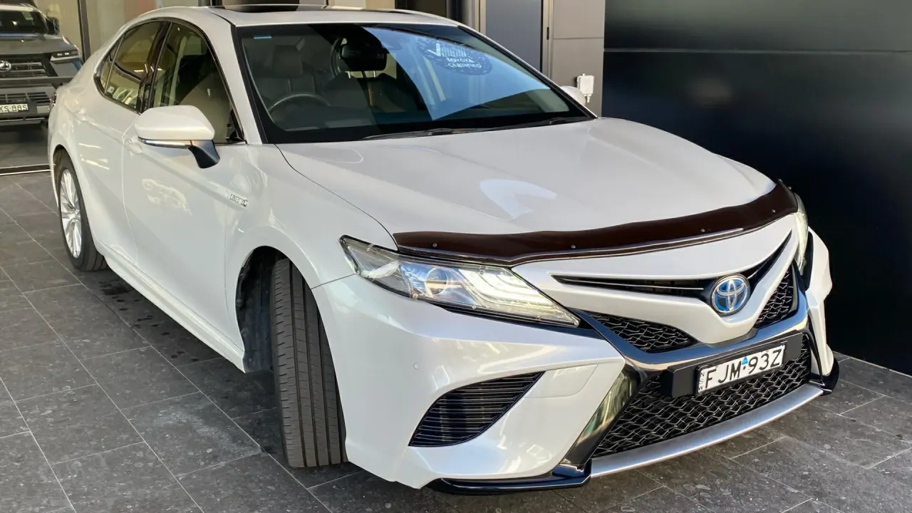 2018 Toyota Camry Hybrid Image 1