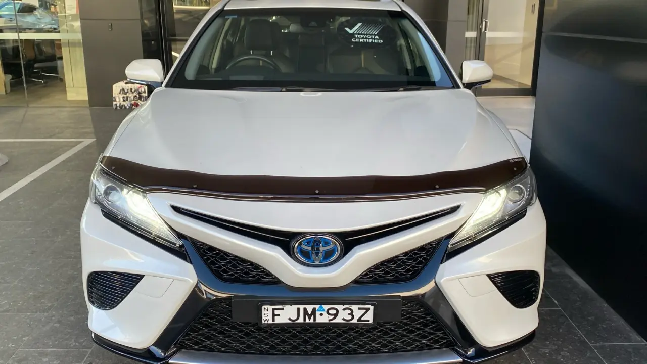 2018 Toyota Camry Hybrid Image 2