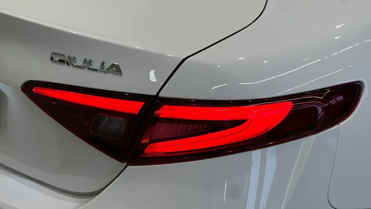 2021 ALFA ROMEO GIULIA Image 6