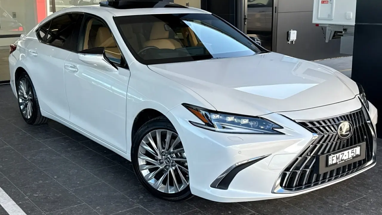 2023 Lexus ES300h Gallery Image 1
