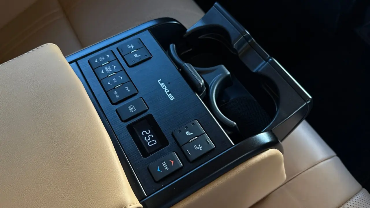 2023 Lexus ES300h Gallery Image 10
