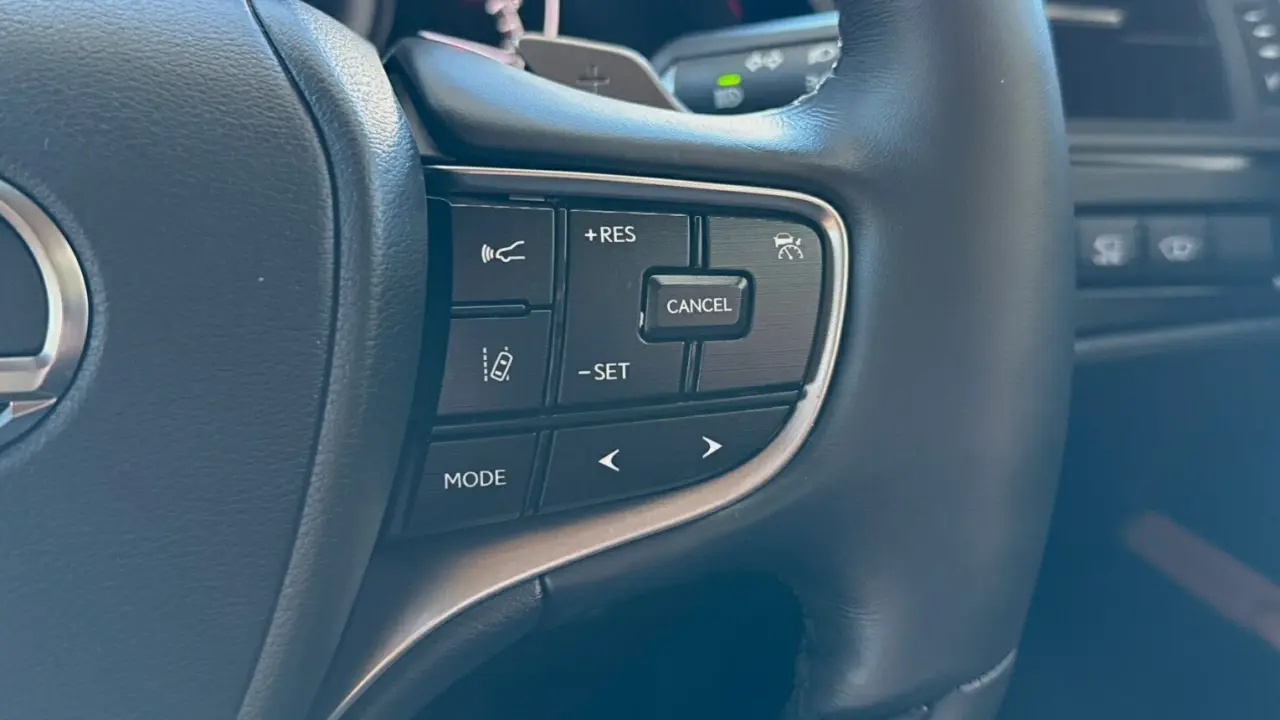 2023 Lexus ES300h Gallery Image 15