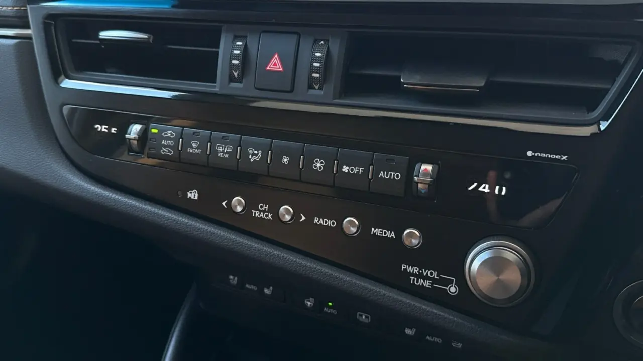 2023 Lexus ES300h Gallery Image 18