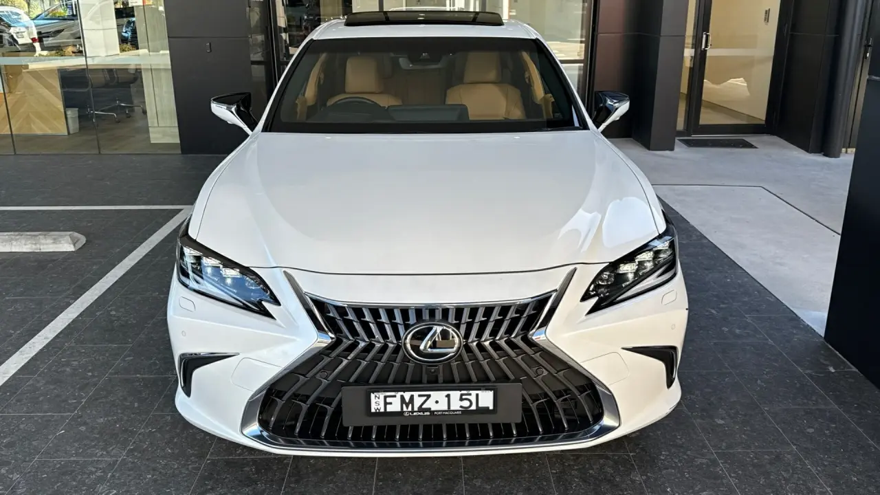 2023 Lexus ES300h Gallery Image 2