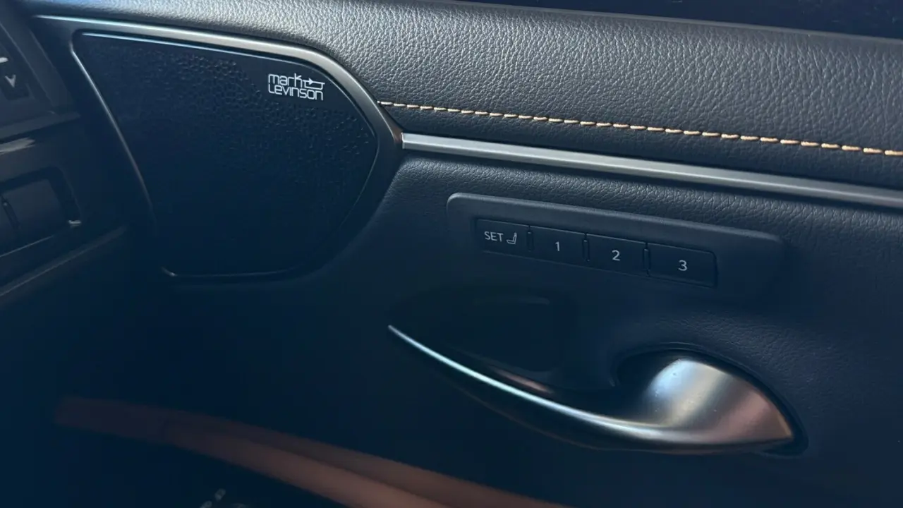 2023 Lexus ES300h Gallery Image 22