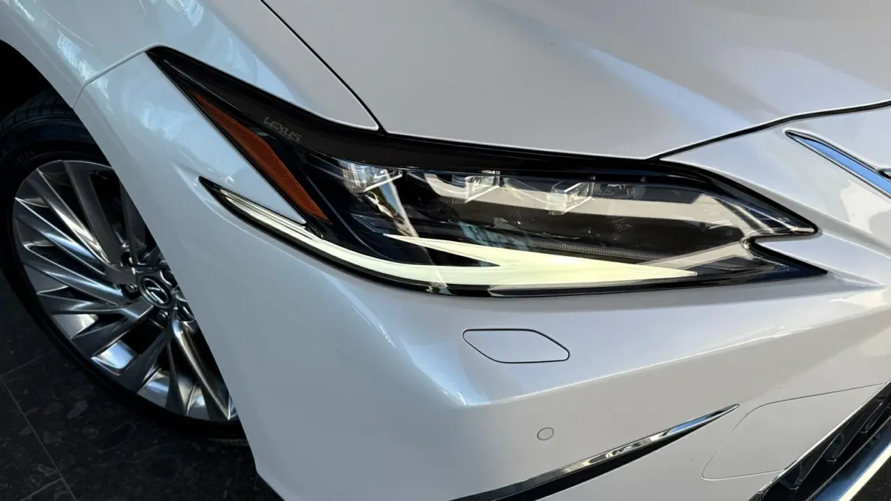 2023 Lexus ES300h Gallery Image 3