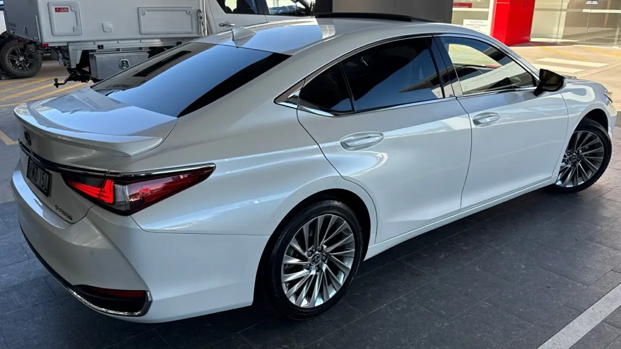 2023 Lexus ES300h Gallery Image 4