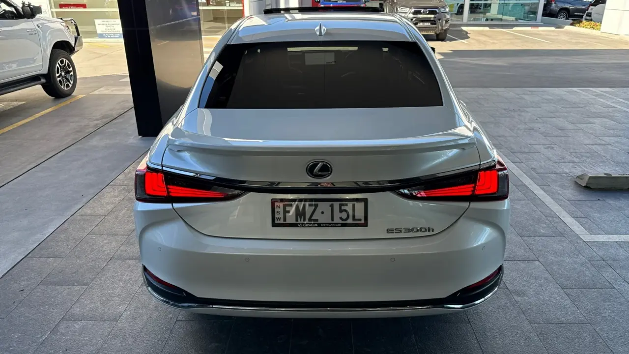 2023 Lexus ES300h Gallery Image 5