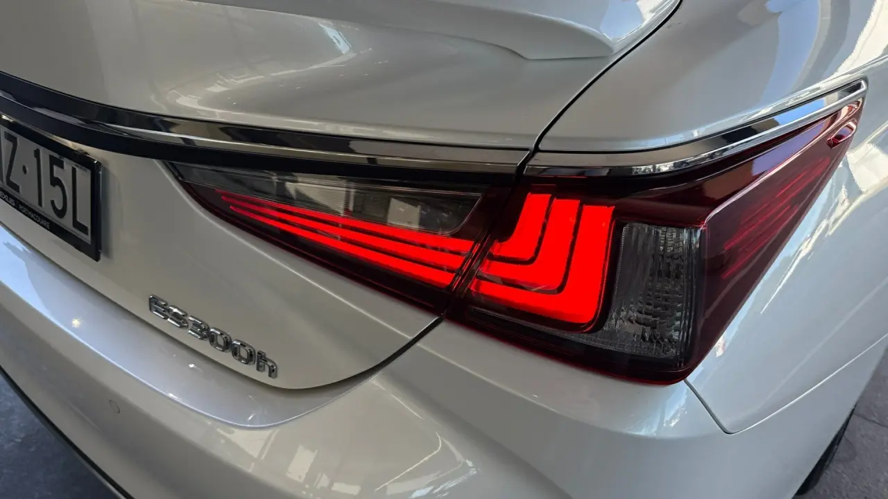 2023 Lexus ES300h Gallery Image 6