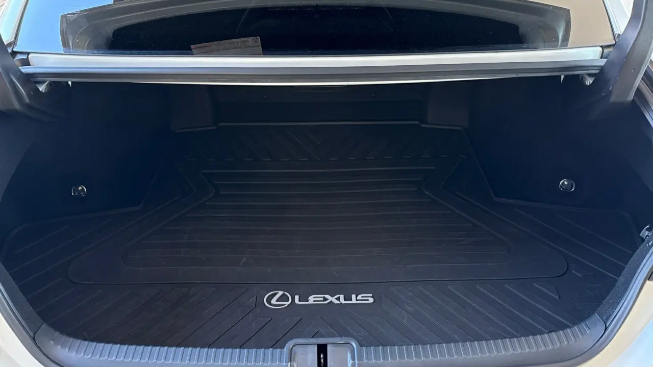 2023 Lexus ES300h Gallery Image 7