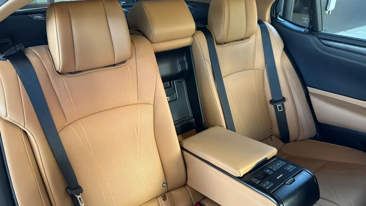 2023 Lexus ES300h Gallery Image 9
