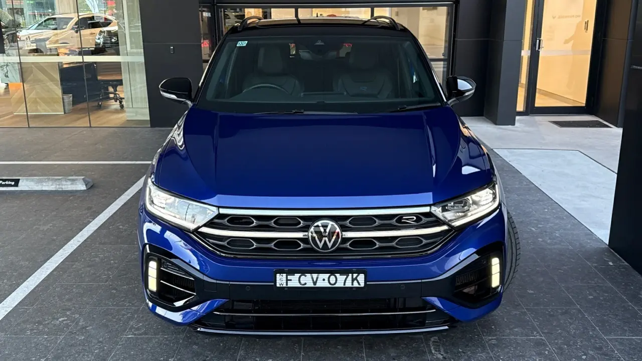 2023 VOLKSWAGEN T-ROC Gallery Image 2